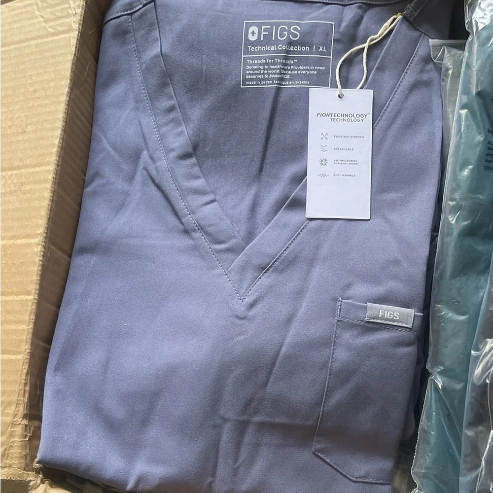FIGS Three-Pocket Top & Straight-Leg Scrub Set Dusty Periwinkle Blue-Gray - Picture 2 of 2
